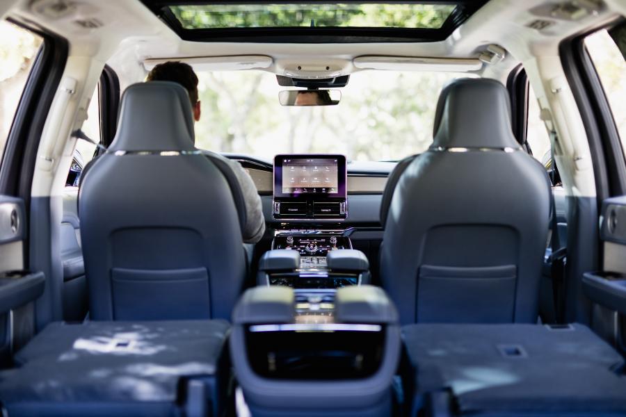 Интерьер Lincoln Navigator Black Label 2017 года  (фото 18 из 52)